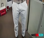 Audace ragazzo non ha altra scelta