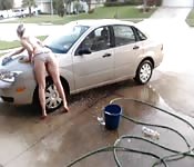 Camgirl reibt sich an seinem Auto