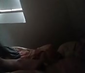 Junge holt sich in seinem Zimmer einen Runter