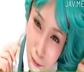 Facial für eine Japanerin mit blauem Haar