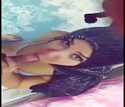 Novinha árabe de joelhos
