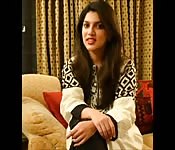 Sexy MILF fistet sich selber