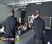 Cops setzen bei Dreier ihren Kopf durch