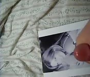 Il gicle sur la photo d'une jolie fille