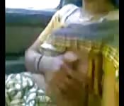 Nena india enseña las tetas al mundo